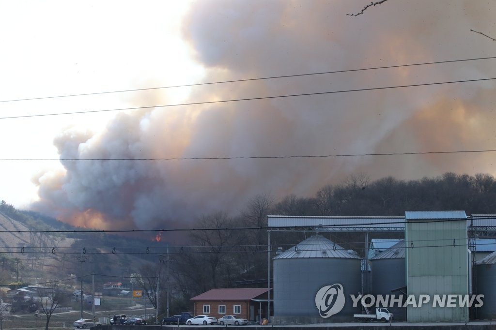 강한 바람에 산불 진압 난항…진화율 홍성 66%·대전 81%