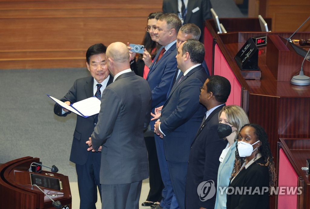 국회, '부산엑스포 결의안' 채택…본회의장서 BIE실사단에 전달(종합)