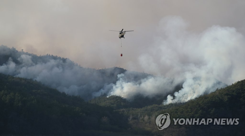 [르포] "바람 타고 날뛰는 산불, 꺼도 금세 되살아나"