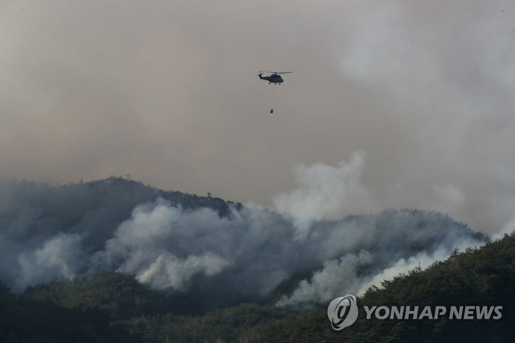 무섭게 번지고 되살아나는 불길…식목일 앞두고 전국 산불 21건(종합)