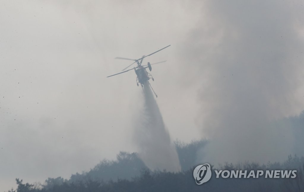 '헬기 40대 동원' 홍성·대전·당진 산불 사흘째 진화 박차