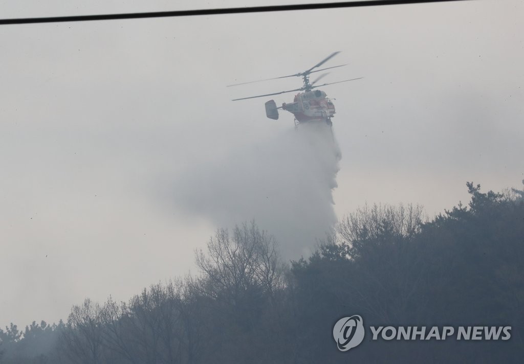 '헬기 40대 동원' 홍성·대전·당진 산불 사흘째 진화 박차