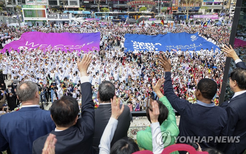 [부산엑스포 실사] 사직구장 같은 화끈한 응원…실사단 "팝스타 된 듯"(종합)