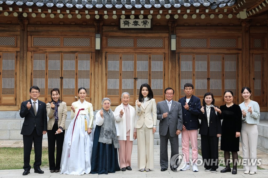 무형문화재 전승자들 만난 김여사 "여러분과 제가 문화인 한 팀"