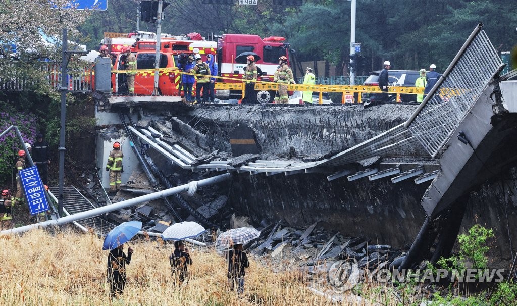 "갑자기 보행로가 폭삭"…분당 정자동 교량 붕괴로 2명 사상(종합3보)