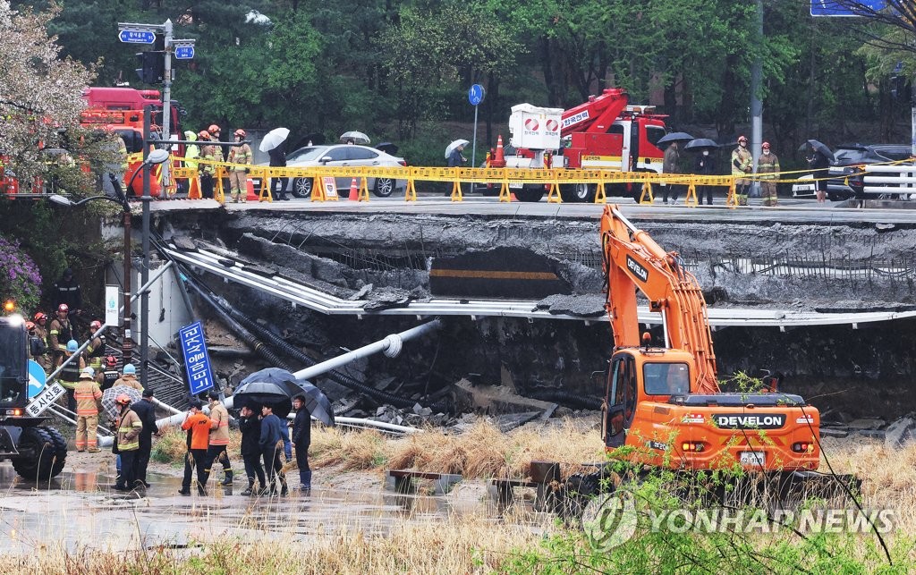 분당 정자교 보행로, 불과 3∼4초만에 '와르르' 붕괴