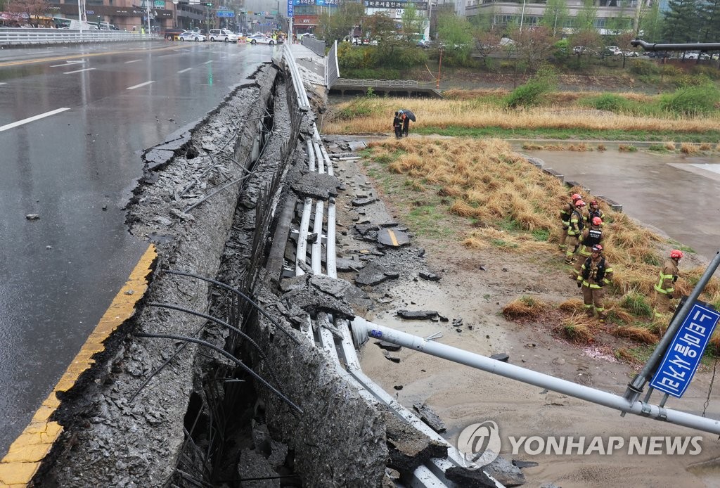 분당 정자교 보행로, 불과 3∼4초만에 '와르르' 붕괴