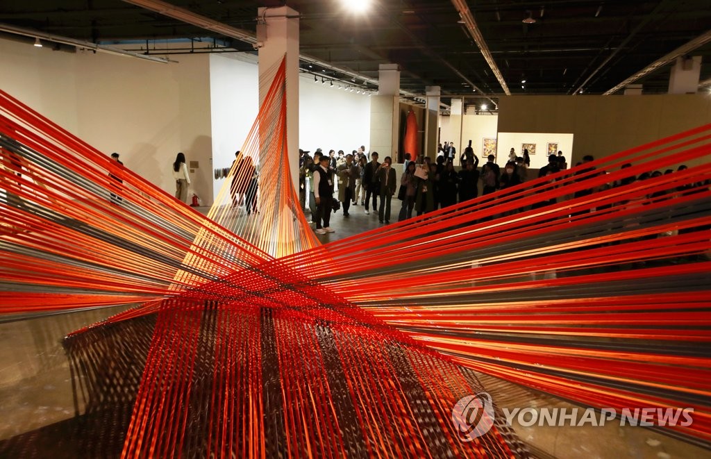 꽃샘추위 속 봄나들이 행렬…전국 축제장·명소 '북적'