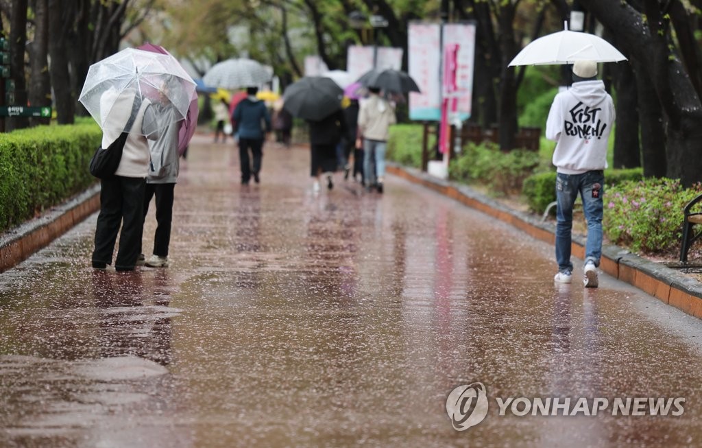 내일 전국에 돌풍 동반 요란한 비…'황사비' 가능성