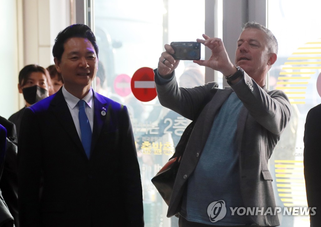 [부산엑스포 실사] "부산에서 다시 만나요" 실사단, 시민 환송받으며 귀국길