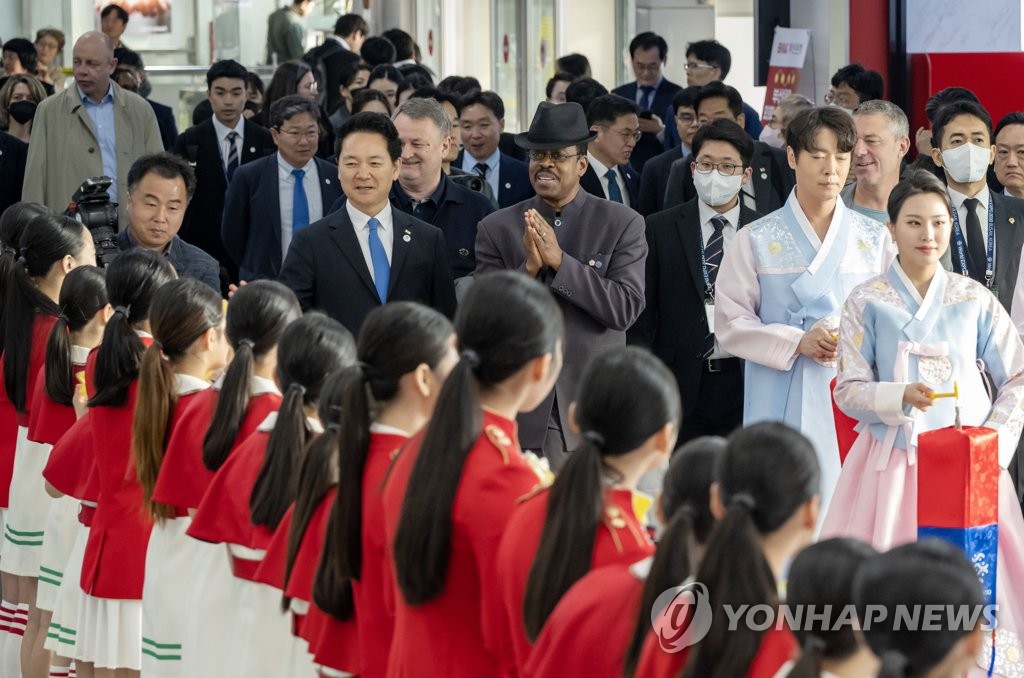 [부산엑스포 실사] "부산에서 다시 만나요" 실사단, 시민 환송받으며 귀국길