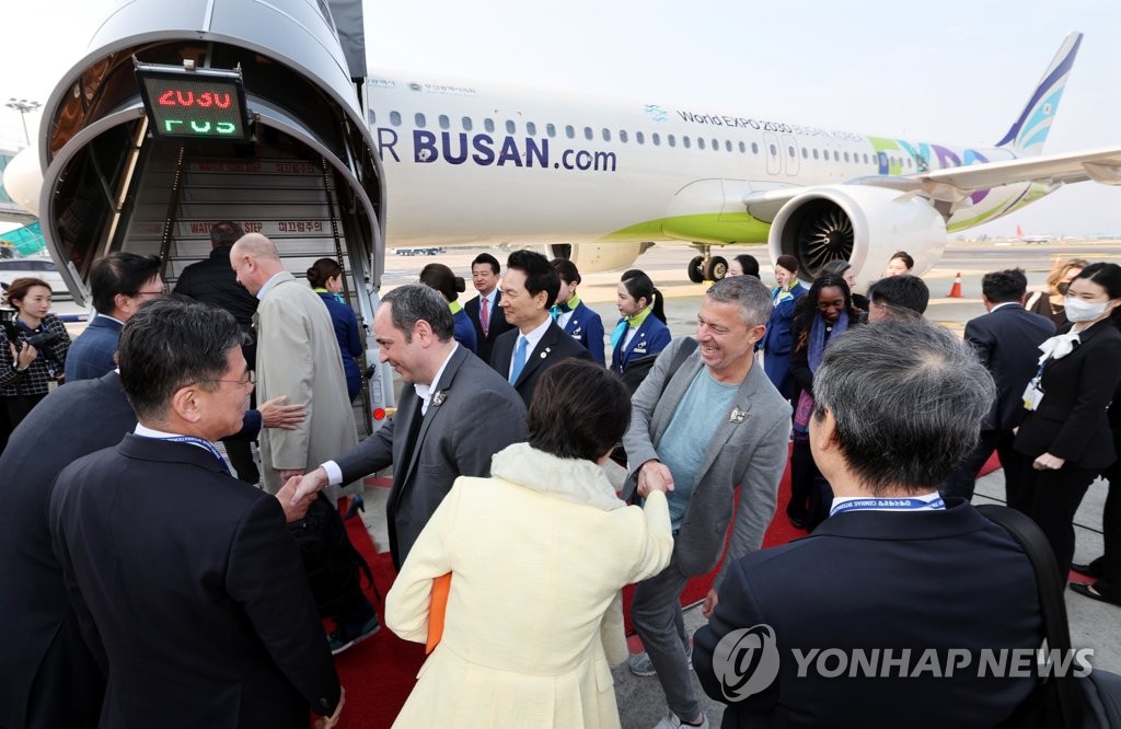 [부산엑스포 실사] "부산에서 다시 만나요" 실사단, 시민 환송받으며 귀국길