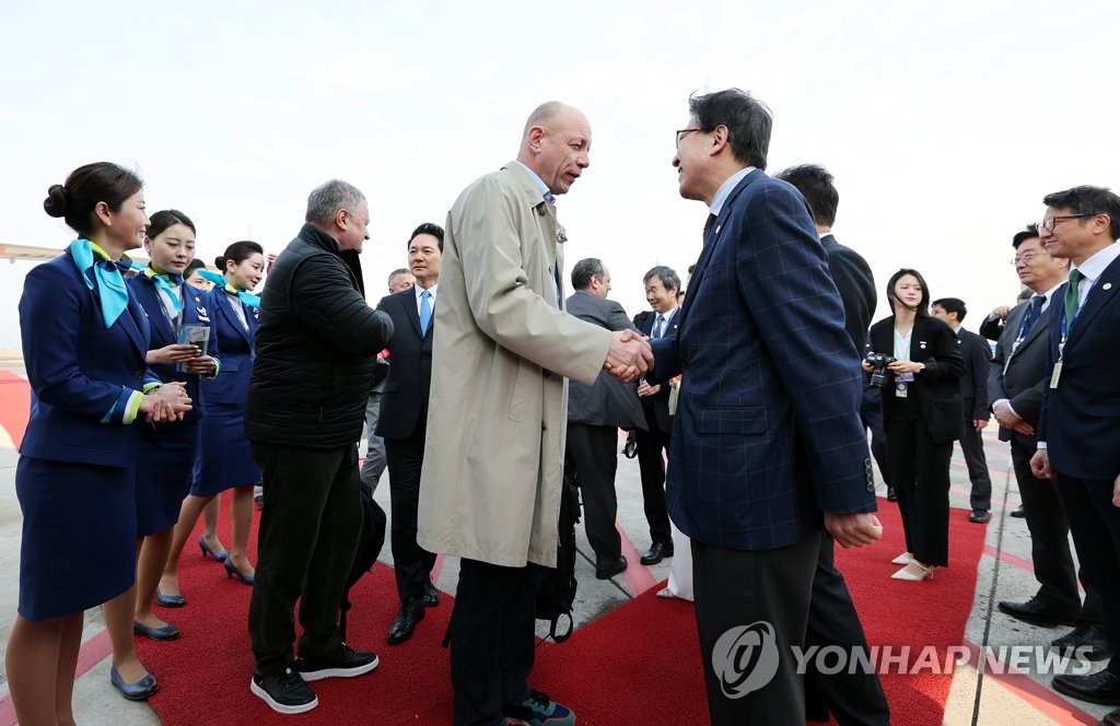 [부산엑스포 실사] "부산에서 다시 만나요" 실사단, 시민 환송받으며 귀국길