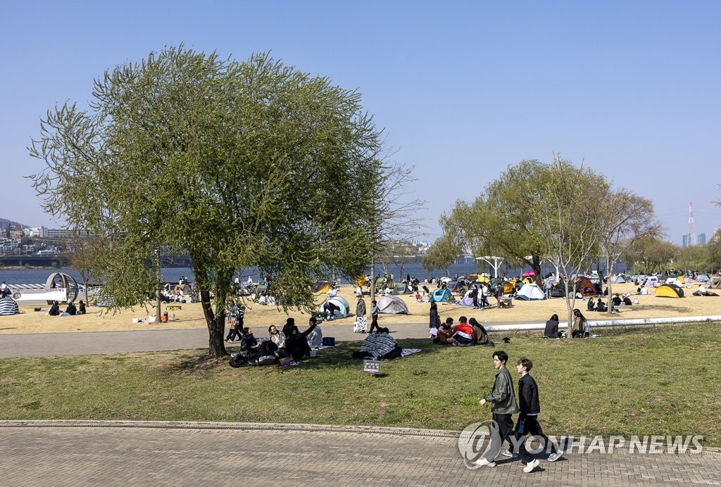 거리두기 완화에 여행사 취업자 25%↑…무점포 소매업은 3%↓