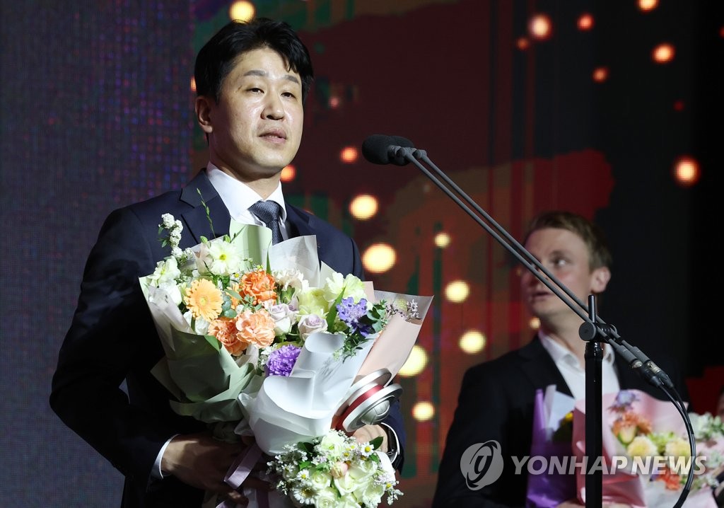 김연경, 프로배구 역대 두 번째 만장일치 MVP…5번째 수상