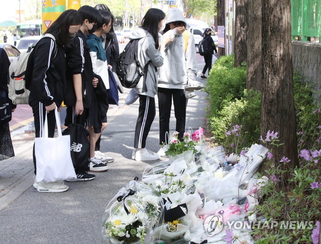 "못다핀 꽃, 지켜주지 못해 미안"…추모 발걸음 이어지는 스쿨존