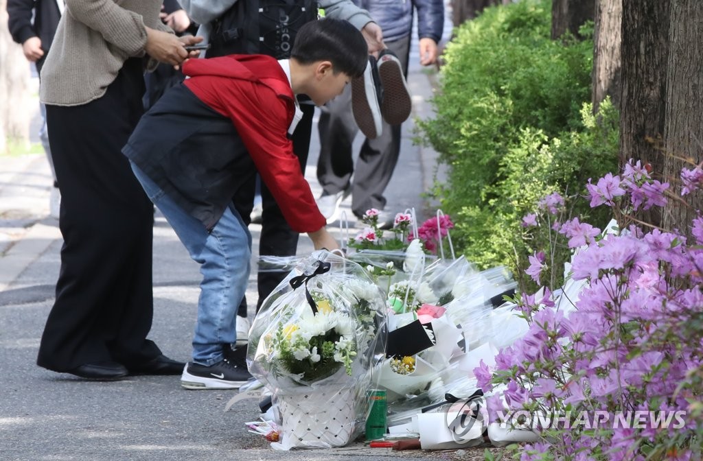 "못다핀 꽃, 지켜주지 못해 미안"…추모 발걸음 이어지는 스쿨존