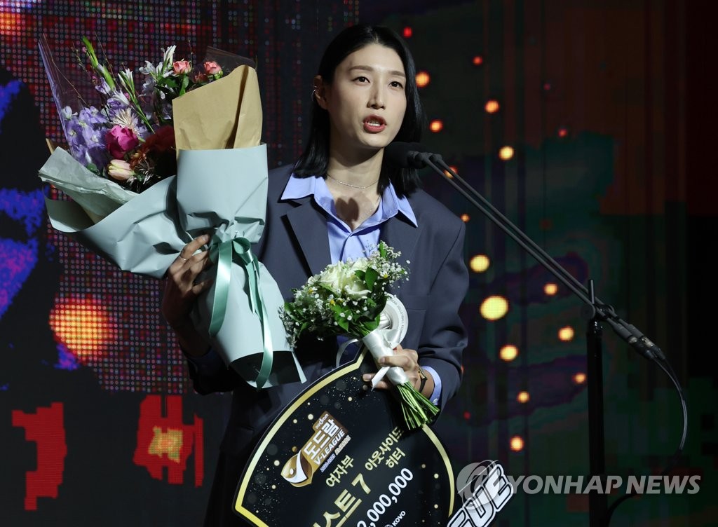 김연경, 프로배구 역대 두 번째 만장일치 MVP…5번째 수상