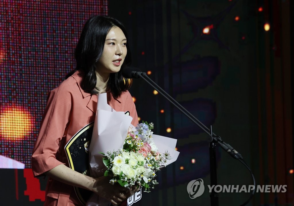 김연경, 프로배구 역대 두 번째 만장일치 MVP…5번째 수상(종합)