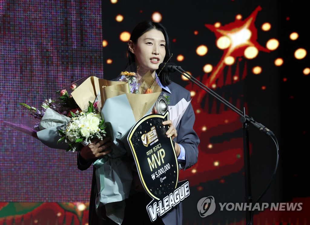 김연경, 프로배구 역대 두 번째 만장일치 MVP…5번째 수상(종합)