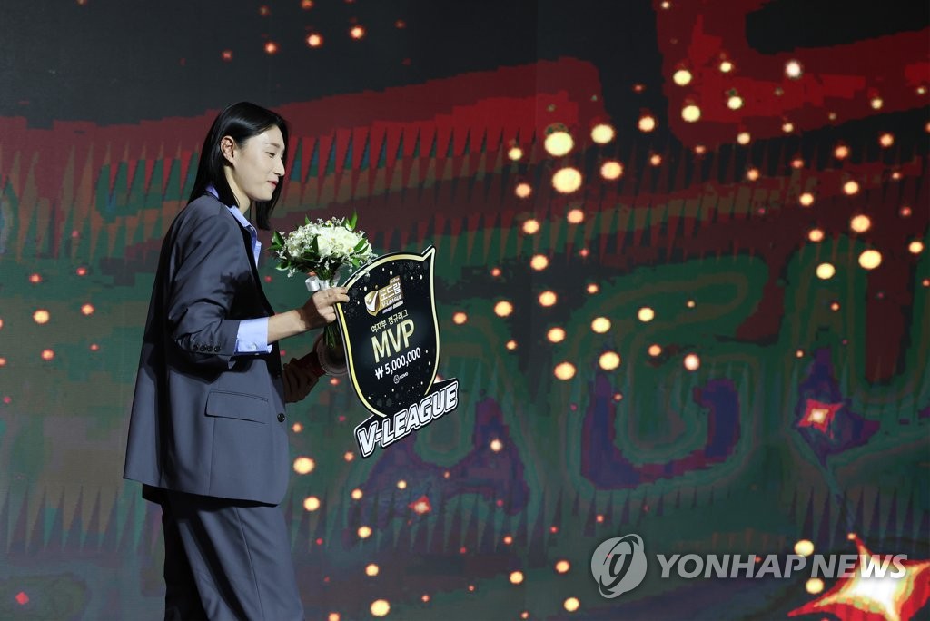 김연경, 현역 연장 발표 "우승할 수 있는 팀과 계약할 것"(종합)