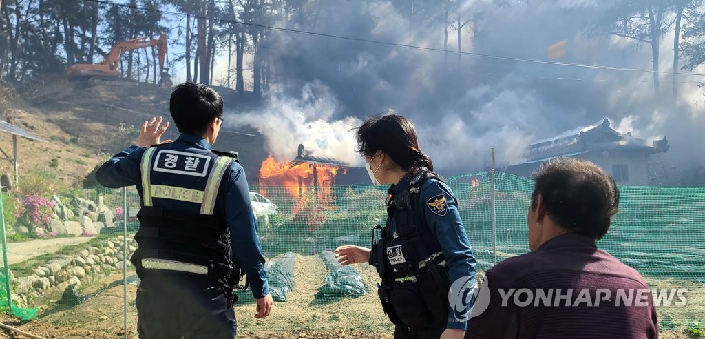 강릉 산불 강풍에 해안가로 확산…산림당국 '대응 2단계' 상향(종합)