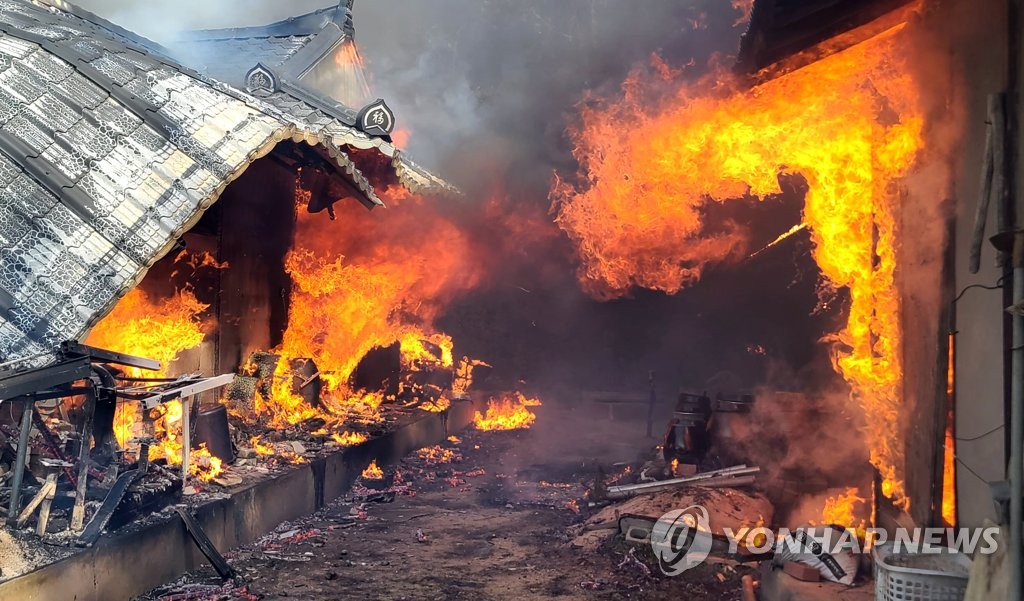 [르포] "세간살이 잿더미"…눈앞에서 터전 잃은 강릉 산불 피해 주민들