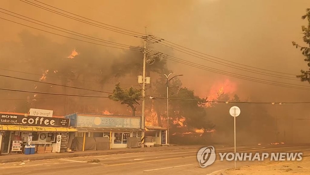 [강릉산불] 태풍급 강풍에 공중진화 불가…8천L 초대형헬기조차 못 떠