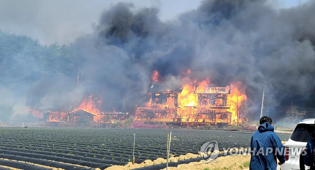 [르포] "세간살이 잿더미"…눈앞에서 터전 잃은 강릉 산불 피해 주민들