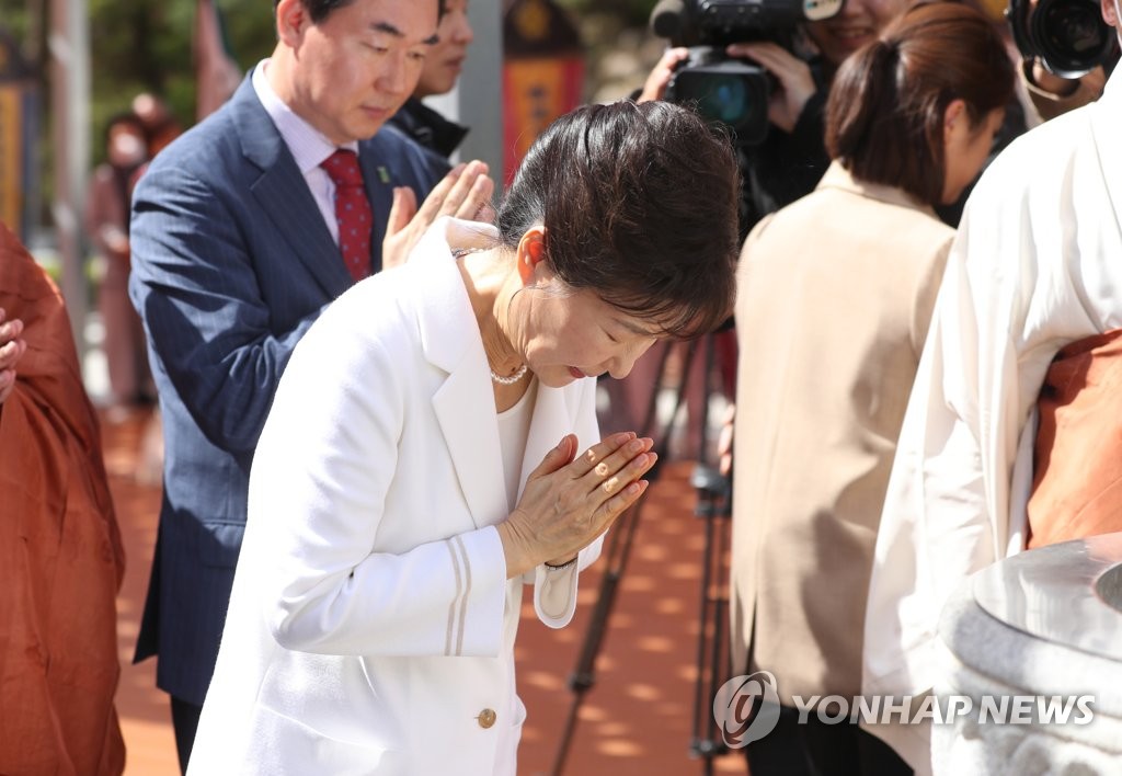 '첫 외출'로 동화사 찾은 박근혜 "오랜만에 봬서 반가워"(종합)