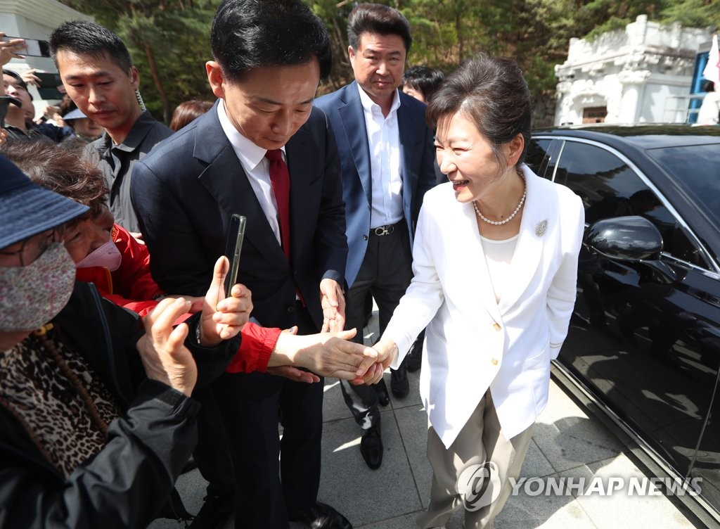 '첫 외출'로 동화사 찾은 박근혜 "오랜만에 봬서 반가워"(종합)