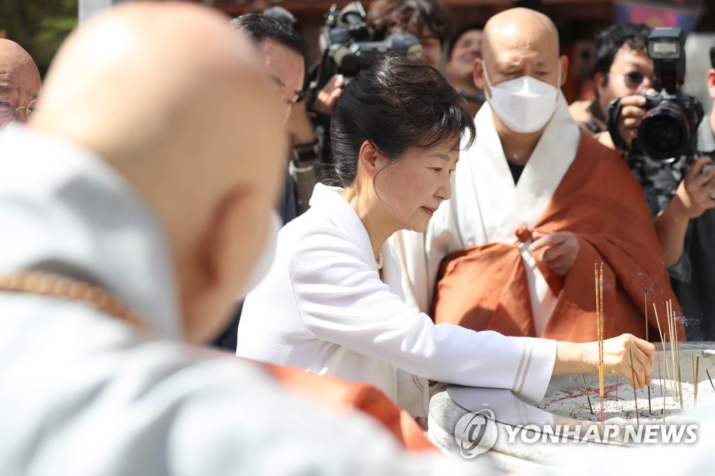 '첫 외출'로 동화사 찾은 박근혜 "오랜만에 봬서 반가워"(종합)