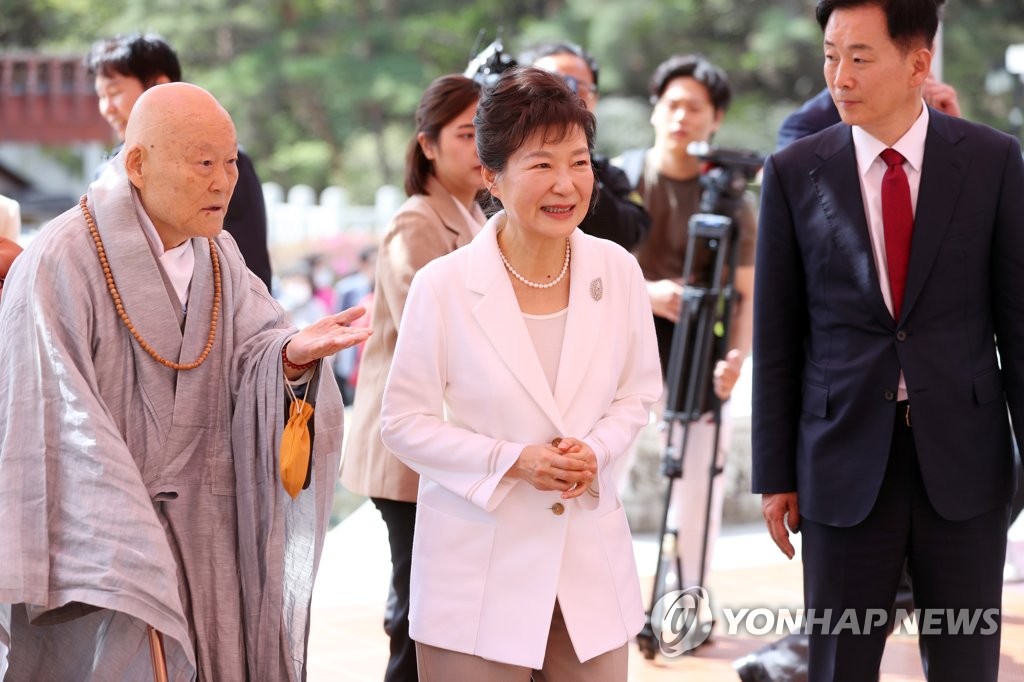 '첫 외출'로 동화사 찾은 박근혜 "오랜만에 봬서 반가워"(종합)