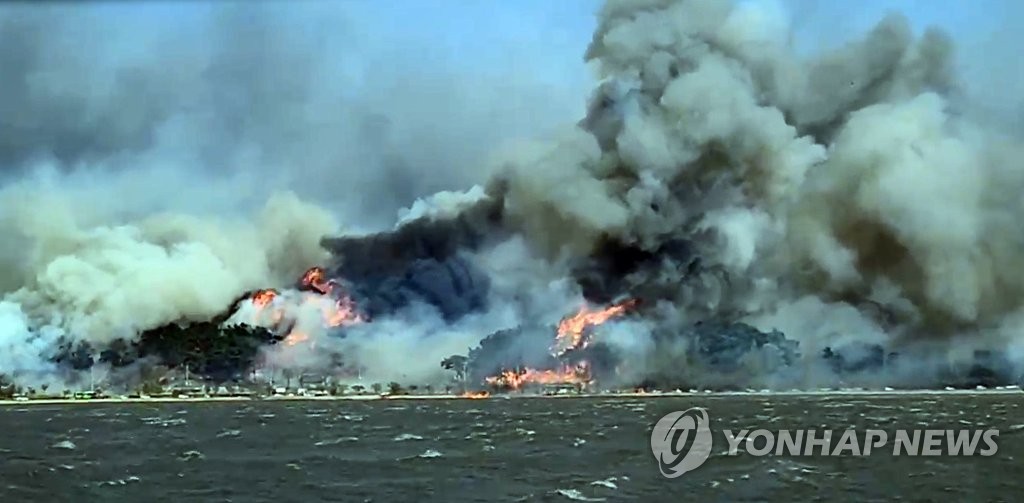 [강릉산불] 태풍급 강풍에 공중진화 불가…8천L 초대형헬기조차 못 떠