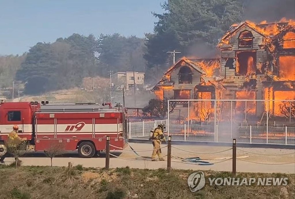 [강릉산불] "화상 입은 줄도 몰라"…불길 뛰어든 소방대원들 '화마 사투'