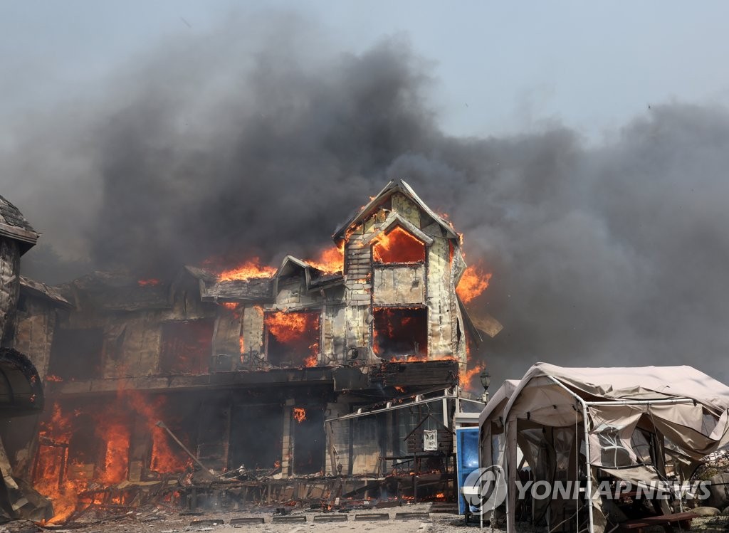 [강릉산불 르포] 잿더미 된 금고 속 돈뭉치…숙박업주 '망연자실'