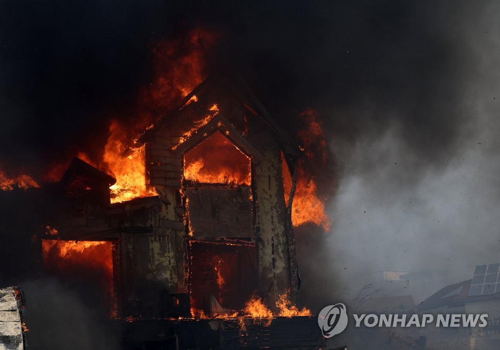 [강릉산불 르포] 화마 키운 솔숲…전소 피해 속출한 경포 펜션촌