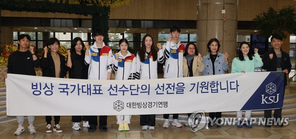 피겨대표팀, '팀 트로피' 출전 차 출국…차준환·이해인 선봉(종합)