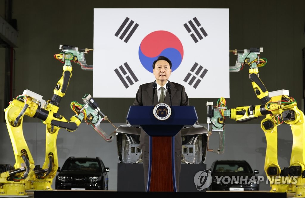 尹 "2030년까지 미래차 3강 도약…R&D·세제 등 아낌없는 지원"(종합)