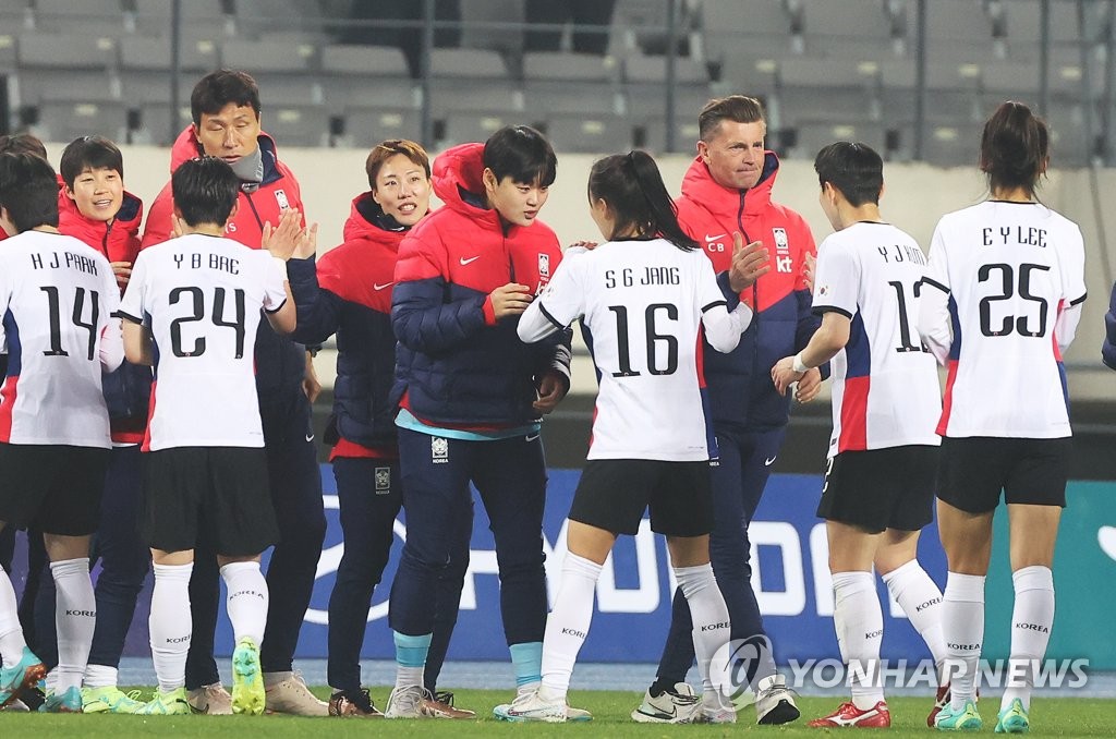 '무실점 대승'에 행복한 여자축구 벨 감독 "고기 회식할 거예요"