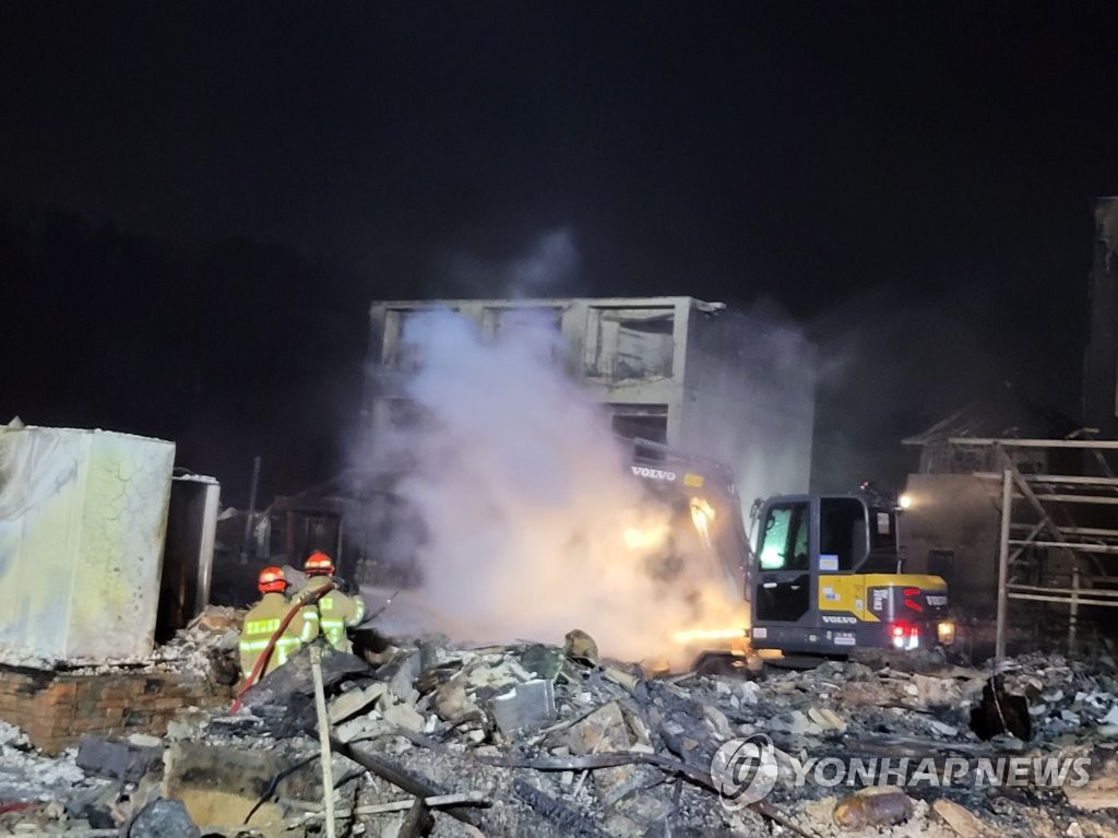 [강릉산불] 주불 껐지만 재발화 위험…일출 동시 헬기 1대 투입 뒷불감시