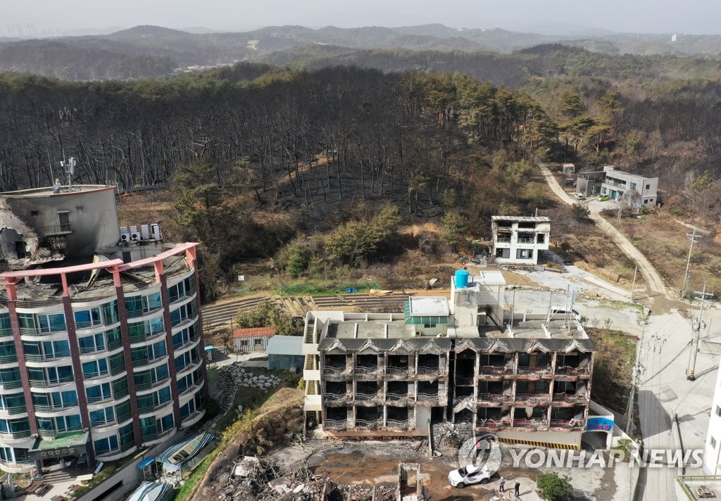 [강릉산불 르포] 잿더미 된 금고 속 돈뭉치…숙박업주 '망연자실'