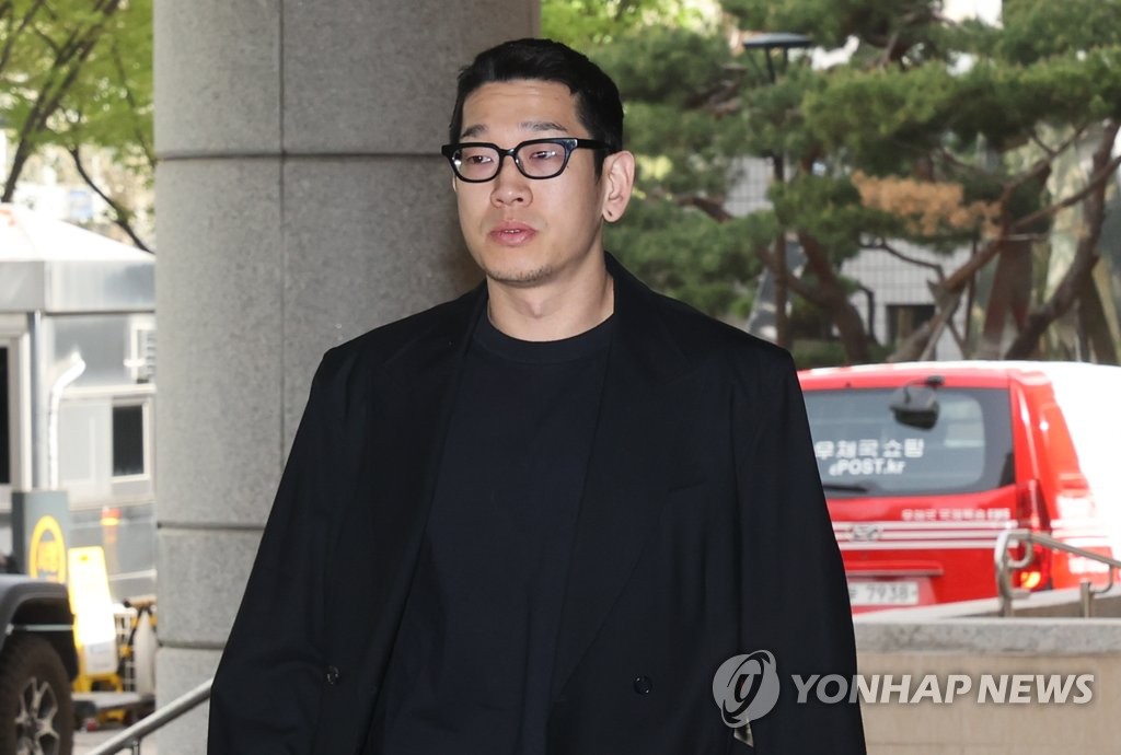 래퍼 뱃사공 '연인 불법촬영' 징역 1년 법정구속