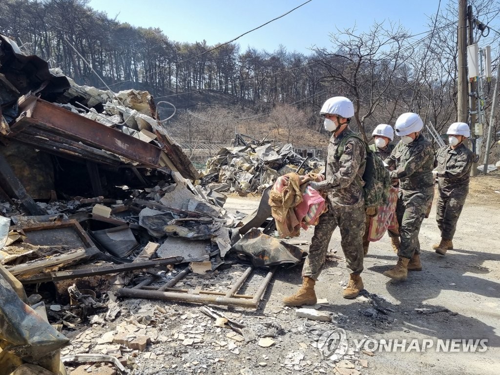 [강릉산불] 육군 8군단, 피해 복구에 장병·장비 지원