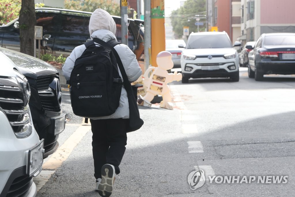 [르포] 위험천만 스쿨존 통학길…주민들 "안전펜스 없고 불법주차 만연"