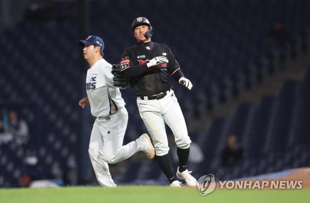 '발등 부상' kt 황재균, 1군 등록…7연패서 구할까