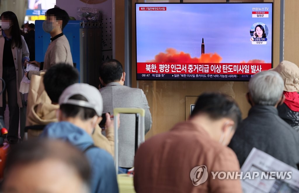 북, 신형 탄도미사일 첫 시험발사…고체연료 ICBM 가능성(종합3보)