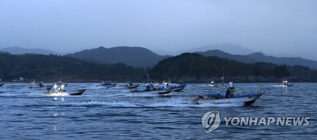 동해안 최북단 저도어장 한시적 개방…첫날 148척 출어(종합)