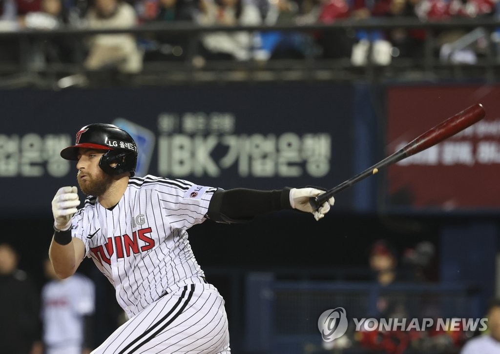 LG 외국인 타자 오스틴, 한국 무대 첫 홈런…짜릿한 동점포