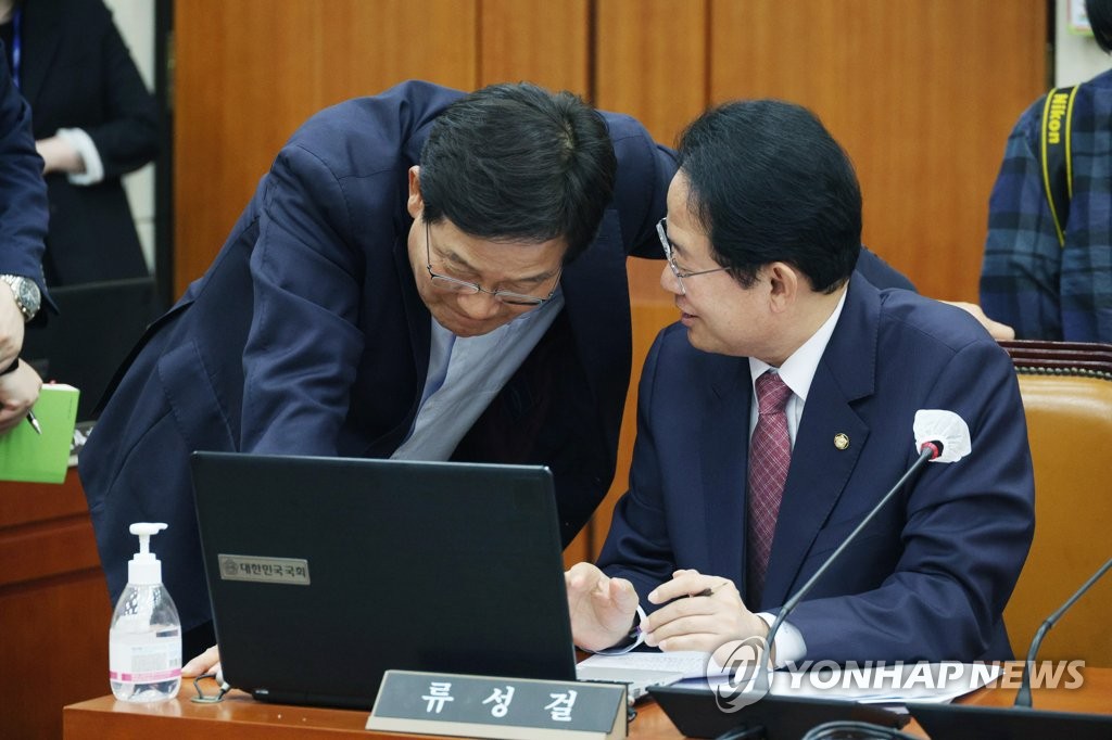 여야, '따가운 여론'에 예타 완화법 처리 연기…"추가 논의"